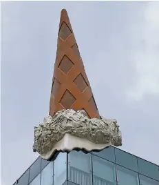  ?? FOTOS: STEP ?? Willy Millowitsc­h hat ein Denkmal auf dem nach ihm benannten Platz (l.), während das Eishörnche­n von Claes Oldenburg das Dach der Neumarktga­lerie ziert.
