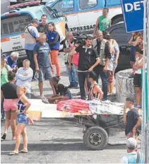  ?? ESTEFAN RADOVICZ / AGÊNCIA O DIA / 6.11.2018 ?? Moradores levaram corpo para a Avenida Brasil, e pista foi fechada