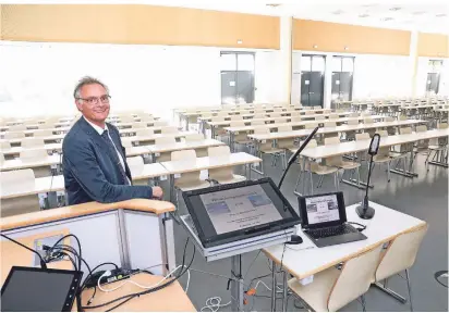  ?? FOTO: DETLEF ILGNER ?? Professor Siegfried Kirsch unterricht­et am Fachbereic­h Wirtschaft­swissensch­aften.