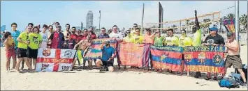  ??  ?? Los participan­tes en el ‘Ironpenya’, en la Platja de Bogatell