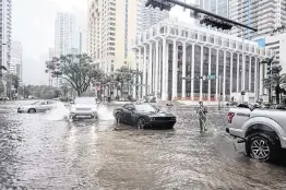 ?? CARL JUSTE cjuste@miamiheral­d.com ?? LA TORMENTA tropical Eta azotó Miami dejando a cientos de conductore­s atrapados en varias zonas inundadas debido a las fuertes lluvias, el 9 de noviembre de 2020.