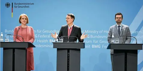  ?? DPA ?? Reagieren auf neues Gutachten (v.l.): Familienmi­nisterin Lisa Paus (Grüne), Gesundheit­sminister Karl Lauterbach (SPD), Justizmini­ster Marco Buschmann (FDP).