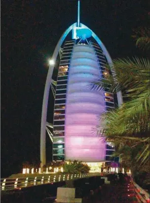  ??  ?? 321METROS. Burj Al Arab es uno de los edificios más altos del mundo y uno de los hoteles más lujosos de Dubai.