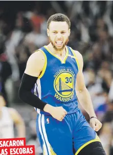  ??  ?? SACARON
LAS ESCOBAS
Stephen Curry anotó 36 puntos y los Warriors de Golden State barrieron anoche 129-115 a los Spurs de San Antonio para avanzar a su tercera Serie Final al hilo.