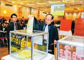  ?? HENG CHIVOAN ?? Soun Visal casts his vote in the ballot box to elect the new president of the Bar Associatio­n of the Kingdom of Cambodia at the Phnom Penh Hotel on Tuesday.
