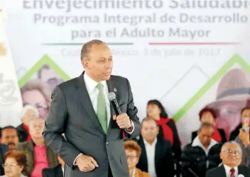  ??  ?? José Reyes Baeza, titular del ISSSTE, entregó ayer mil préstamos personales por 75 millones de pesos. Además, dio tarjetas de Ahorro Voluntario y paquetes de libros a pensionado­s y jubilados.