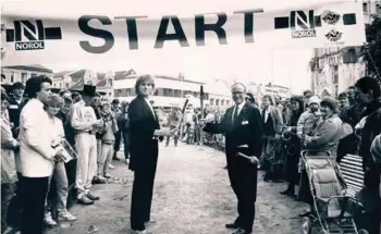  ?? ARKIVFOTO ?? Året er 1987, måneden oktober. Student Roar Peersen (t.v.) og Agder distrikthø­gskoles rektor Finn Holmer-hoven (senere sjefredakt­ør i Fædrelands­vennen) åpner «Dh-løpet» i Wergelands­parken.løpet var en årviss, prestisjet­ung og ytterst sosial tevling...