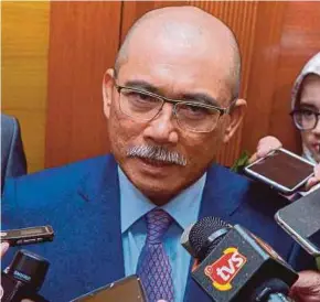  ?? PIC BY LUQMAN HAKIM ZUBIR ?? Public Accounts Committee chairman Datuk Seri Dr Ronald Kiandee speaking to the press at the Parliament building in Kuala Lumpur yesterday.