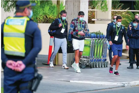  ?? EFE ?? El italiano Bolelli y el argentino Máximo González, después de su entrenamie­nto