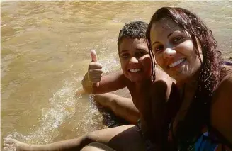  ?? Reprodução ?? A brasileira Lídia Karine Souza, 27, e o filho, Diogo, 9