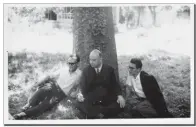  ??  ?? Complicité. Jean-Marie Domenach, Jean Lacroix, Paul Ricoeur (de g. à dr.) aux Murs blancs à la fin des années 1940.