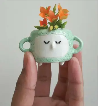  ?? HINKLEVILL­E ?? Janet Hinkle’s tiny playful planters are made of white porcelain clay and are charming homes for tiny plants.