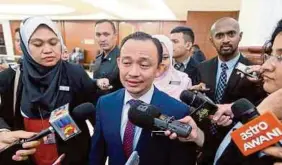  ?? (Foto Mohamad Shahril Badri Saali /BH) ?? Maszlee pada sidang media di lobi Bangunan Parlimen, semalam.