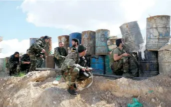  ??  ?? Soldados sirios vigilan un punto de cruce entre el área de Wafidin y los campos de batalla de Ghouta Oriental del este de Damasco, en el primer día de la tregua humanitari­a propuesta por Rusia.