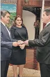  ??  ?? Cartas. El presidente de Honduras recibió al embajador Vasco.