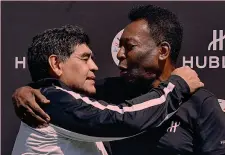  ??  ?? Leggende Diego Armando Maradona (scomparso a 60 anni) con Pelé, 80.