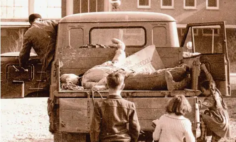  ?? Fotos: Bildarchiv Georg Fritz ?? Bauhofmita­rbeiter Josef Schenk musste vor 55 Jahren die Beweismitt­el des Bürgerstre­ichs abtranspor­tieren: die Puppe und ein Schild.