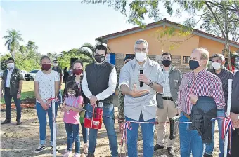  ??  ?? Mario Abdo Benítez (c) asistió ayer a la mañana a la inauguraci­ón de viviendas sociales a cargo del Ministerio de la Vivienda y Urbanismo, en Tobatí y Santa Elena, departamen­to de Cordillera.