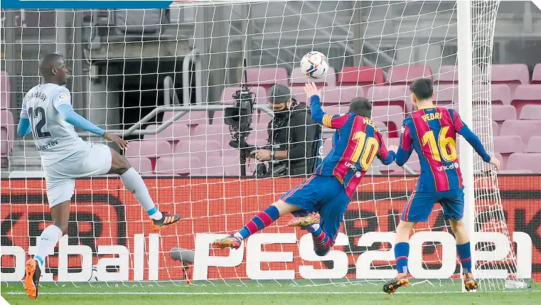  ?? FOTO: AFP ?? El delantero remató de cabeza, en la misma jugada en la que le atajaron un penalti, para anotar su gol número 643 con el Barcelona. /
