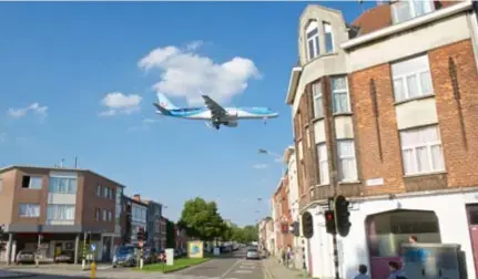  ?? FOTO PATRICK DE ROO ?? Een landend toestel van Jetairfly. “Er moet meer communicat­ie zijn richting buurtbewon­ers”, zegt ombudsman Bart Weekers.