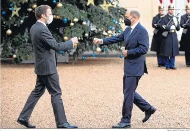  ?? IAN LANGSDON / EFE ?? El presidente francés, Emmanuel Macron (izq.), recibe al nuevo canciller alemán, Olaf Scholz, ayer en París.