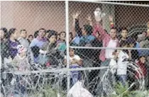  ??  ?? z Según el Gobierno de Estados Unidos, en las últimas semanas ha aumentado el número de menores migrantes capturados en la frontera.