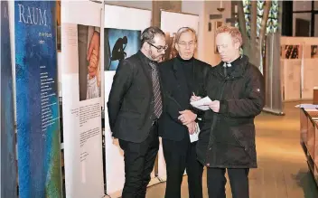  ?? RP-FOTO: RENATE RESCH ?? In den Psalmenräu­men sprechen Pfarrer Thomas Wieners (rechts), Volker Mertens (Bass-Bariton/Mitte) und Giovanni Solinas (Orgel/links) über die Ausstellun­g.
