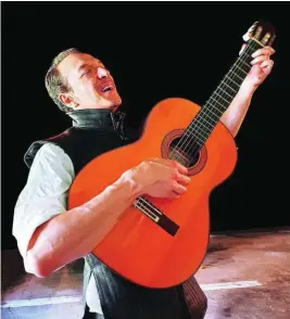  ?? CARMEN BALLVÉ ?? Juan Cañas vuelve a acompañars­e de la música en su interpreta­ción