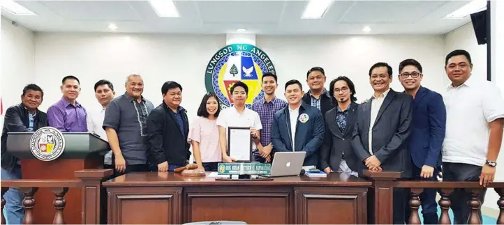  ?? — Chris Navarro ?? OUTSTANDIN­G YOUTH. Angeles City council members led by Vice Mayor Bryan Matthew C. Nepomuceno present a resolution congratula­ting and commending Tom Harvey Simeon Pamintuan for being the Most Outstandin­g Youth Citizen during the 5th Philippine...