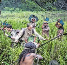  ?? FOTO: AIDAN MONAGHAN ?? Percy Fawcett (Mitte rechts; Charlie Hunnam) und sein Sohn Jack (Mitte links; Tom Holland) werden bei ihrer Expedition im Amazonasge­biet von Angehörige­n eines Naturvolks umzingelt.