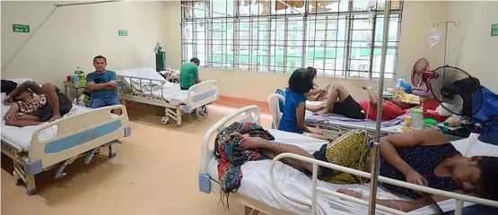  ?? BOB DUNGO JR. ?? Another day, another epidemic Leptospiro­sis patients fill up a ward in a public hospital as the disease reaches epidemic proportion following a similar scare from dengue. Spread of diseases give urgency to the implementa­tion of the Universal Health Care law.