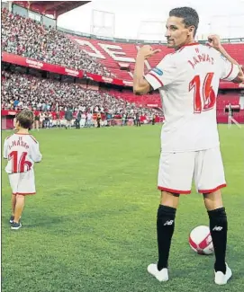  ?? FOTO: EFE ?? Jesús Navas posó orgulloso con el ‘16’ del malogrado Antonio Puerta