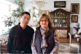  ??  ?? En 2006, le docteur Cai Changjin en photo avec une spécialist­e finlandais­e