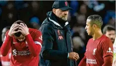  ?? Foto: Frank Augstein, dpa ?? Andrew Robertson (li.) rauft sich die Haare, Jürgen Klopp und Thiago sind konsternie­rt: Liverpool scheint früh alle Saisonziel­e zu verspielen.