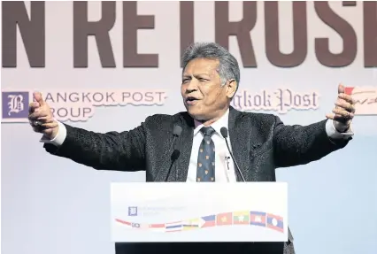  ?? PATIPAT JANTHONG ?? Former Asean secretary-general Surin Pitsuwan addresses the Bangkok Post Forum 2017. Mr Surin asked Asean countries to create a regional developmen­t fund to lend to member countries to develop infrastruc­ture projects.