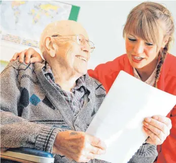  ?? FOTO: JENS BÜTTNER/DPA ?? Auszubilde­nde und Senior in einem Pflegeheim. So erfüllend das Erlernen eines Pflegeberu­fs sein mag, so frustriere­nd ist es manchmal auch. Da will das Mentorenan­gebot für Pflegeschü­ler mit Rat und Tat Abhilfe schaffen.