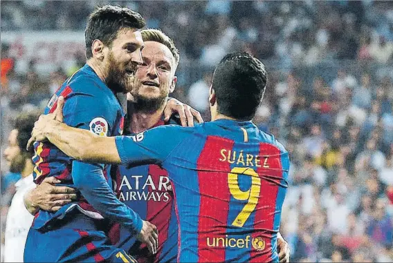  ?? FOTO: J.A. GARCIA SIRVENT ?? Messi, Luis Suárez y Rakitic, celebrando uno de los goles del último triunfo en el Santiago Bernabéu en el mes de abril en la Liga
