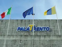  ??  ?? Ritardi Entro qualche settimana il nuovo logo farà capolino nelle indicazion­i stradali, nei cartelloni esterni e interni di varie dimensioni, nell’insegna sopra lo stabile, e anche nel tabellone conta punti