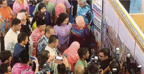  ??  ?? NAJIB diiringi Rosmah melawat pameran pada pelancaran Kongres Budaya 2017, semalam.