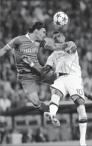  ?? TOUSSAINT KLUITERS / UNITED PHOTOS / REUTERS ?? PSV Eindhoven’s Karim Rekik (left) challenges AC Milan’s Kevin-Prince Boateng during their Champions League qualifying match in Eindhoven on Tuesday. The match ended in a 1-1 draw.