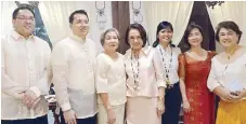  ??  ?? Aaron Que, Benny Que, Alice Que, Cebu City Councilors Margot Osmeña and Mary Ann Santos, Teresa Que and Louella Alix