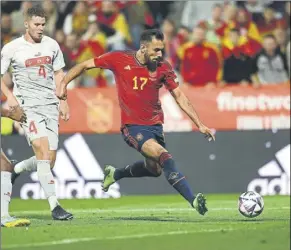  ?? foto: efe ?? Borja Iglesias luchó ante la defensa suiza y dispuso de un tiro que se fue algo desviado