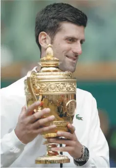  ??  ?? Celebra. Djokovic consiguió su trofeo número 16 de Grand Slam.