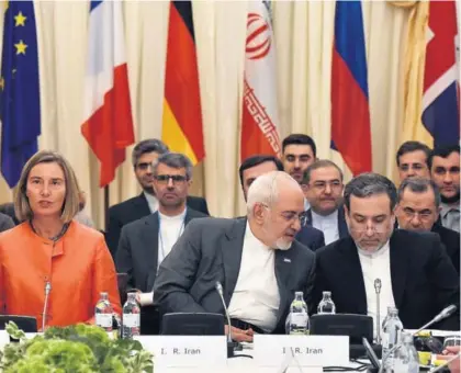  ?? AFP ?? La representa­nte de la Unión Europea, Federica Mogherini (izq.); el ministro de Exteriores iraní, Mohamad Javad Zarif (centro) y Abbas Araghchi, otro funcionari­o iraní, en la reunión del viernes en Viena.