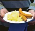  ?? Foto: dpa ?? Ein Essen, das offenbar viele eint: Würstchen mit Kartoffels­alat.
