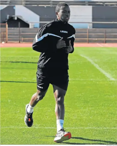  ?? ERASMO FENOY ?? Serge Leuko, primer fichaje de invierno de la Real Balompédic­a, en un entrenamie­nto.