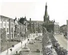  ??  ?? Über Jahrzehnte normal: Eine vielbefahr­ene Straße trennt die Altstadt vom Rhein.