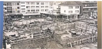  ?? ARCHIVFOTO: MICHAEL EBERT ?? Großbauste­lle vor der Apotheken-Tür. 1984 wurde die Tiegarage unter der Stadt-Sparkasse gebaut. Rechts neben der SchwanenAp­otheke ist zu erkennen, wie damals geparkt werden konnte.