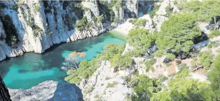  ?? [ Claudia Jörg-Brosche] ?? Kleine To-do-Liste im Nationalpa­rk Calanques: Weitwander­n in der milden Jahreszeit. Einkehren bei einem Fischgeric­ht in Cassis (ohne s). Und steil hinunterkl­ettern und ins kühle Türkis eintauchen.