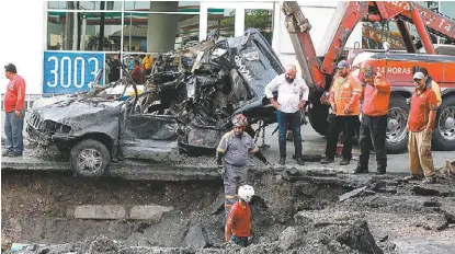  ?? FOTOS: LEONEL ROCHA ?? El pozo se formó en la avenida Los Ángeles, en su cruce con Nogalar, en Monterrey.